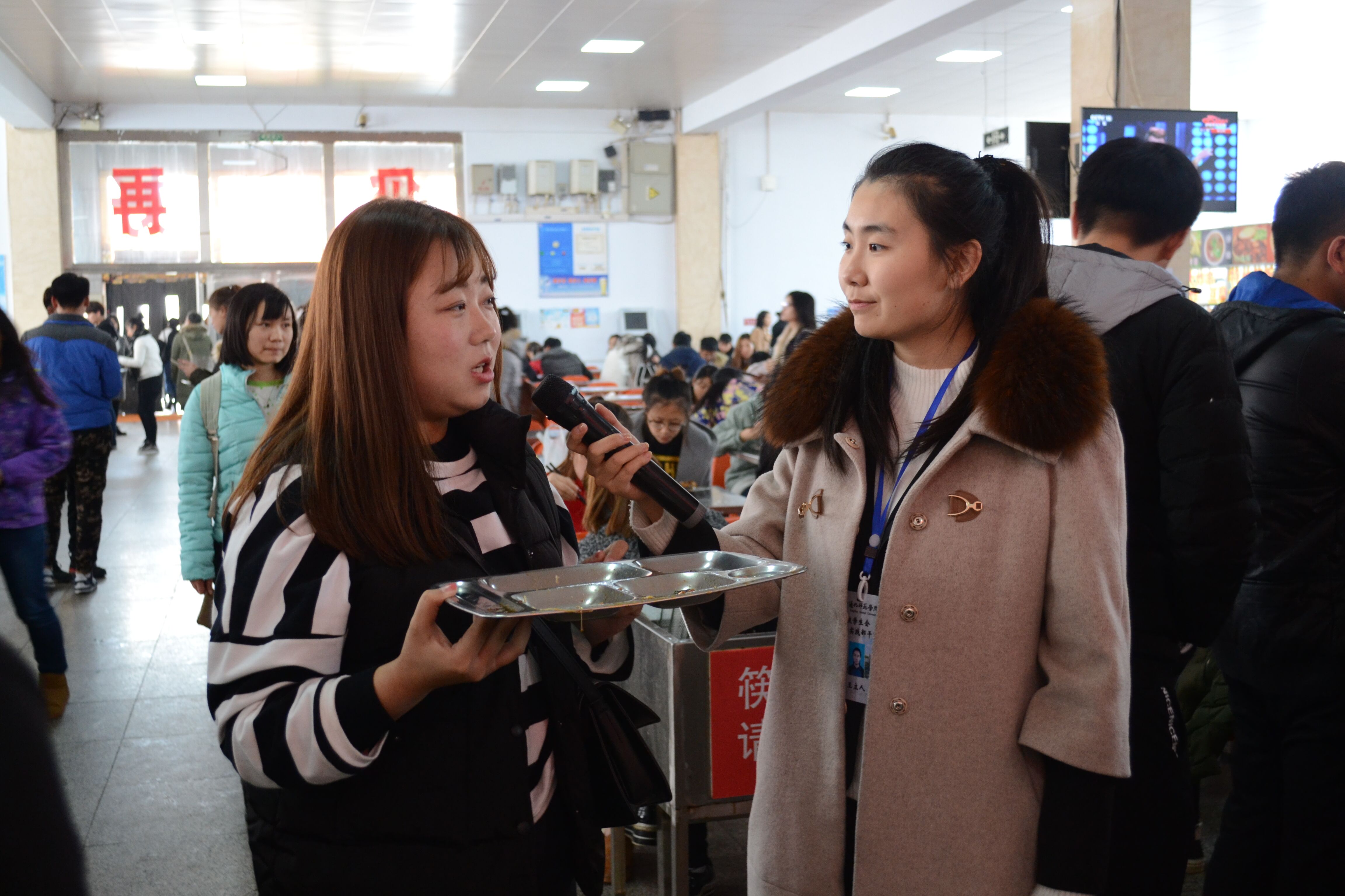 学校在青年学生中开展光盘行动