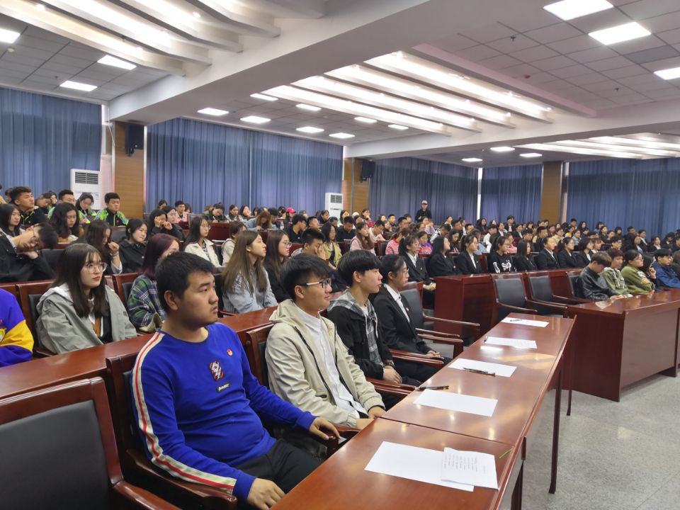 学校组织团员青年和团干部集中收听收看纪念五四运动100周年大会直播